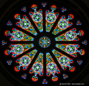 Buntes Kirchenfenster. Bildquelle: Derrick Neill -stock.adobe.com