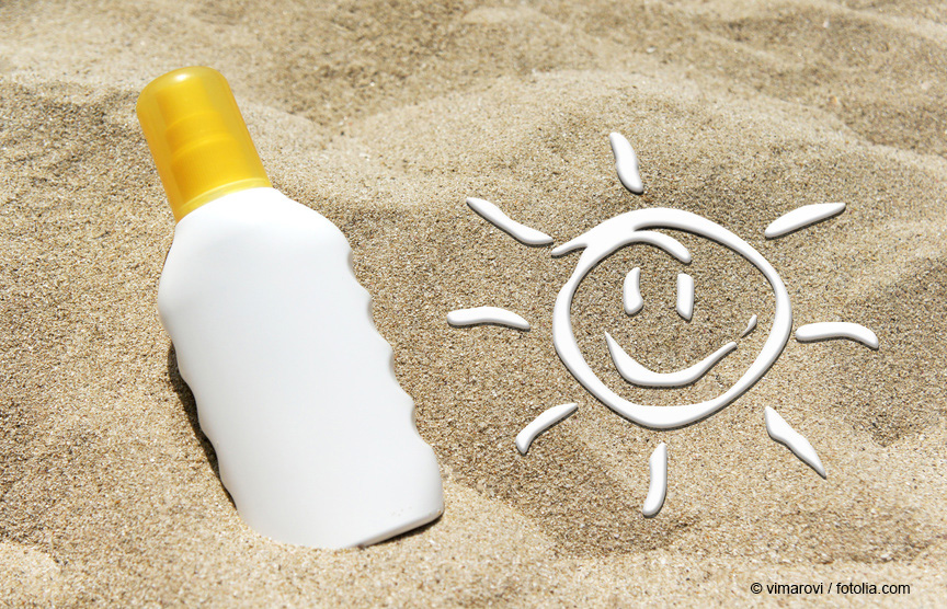 Flasche Sonnencreme liegt im Sand Bildquelle vimarovi/ Fotolia.com