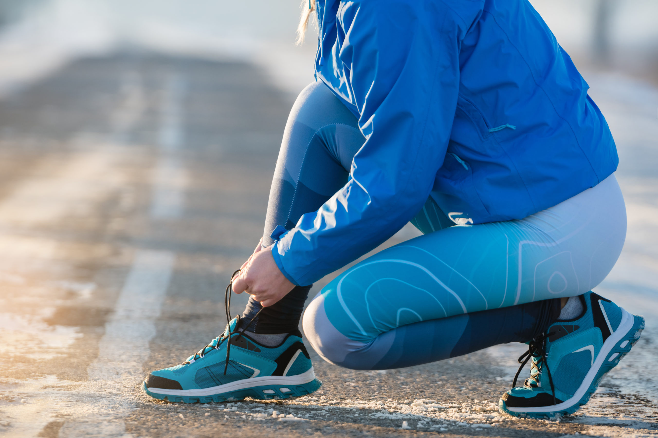 Woman runner tying shoelaces. Healthy lifestyle © PAstudio - stock.adobe.com