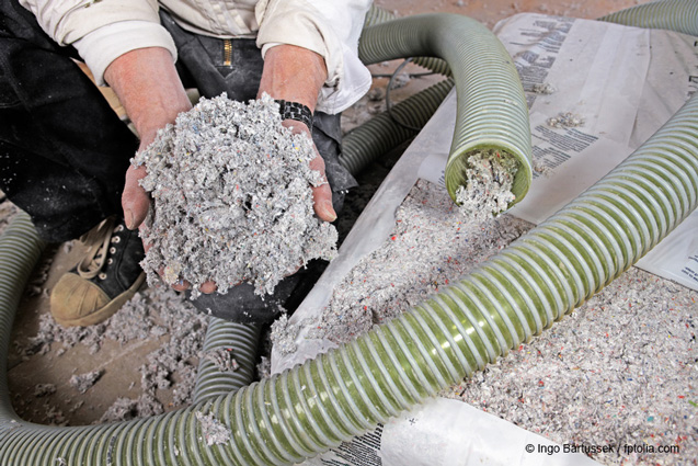 Mensch hält einen großen Ballen an Cellulose Fasern in den Händen. Bildrechte Ingo Bartussek / fotolia.com