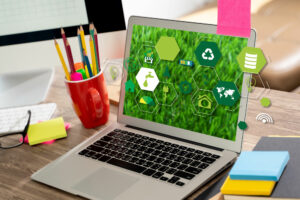 Aufgeklappter Laptop zeigt grünen Bildschirm mit Symbolen zur Nachhaltigkeit. Bildrechte: onephoto_stock.adobe.com