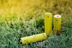 Batterien im Gras Bildquelle: tostphoto.stock.adobe.com