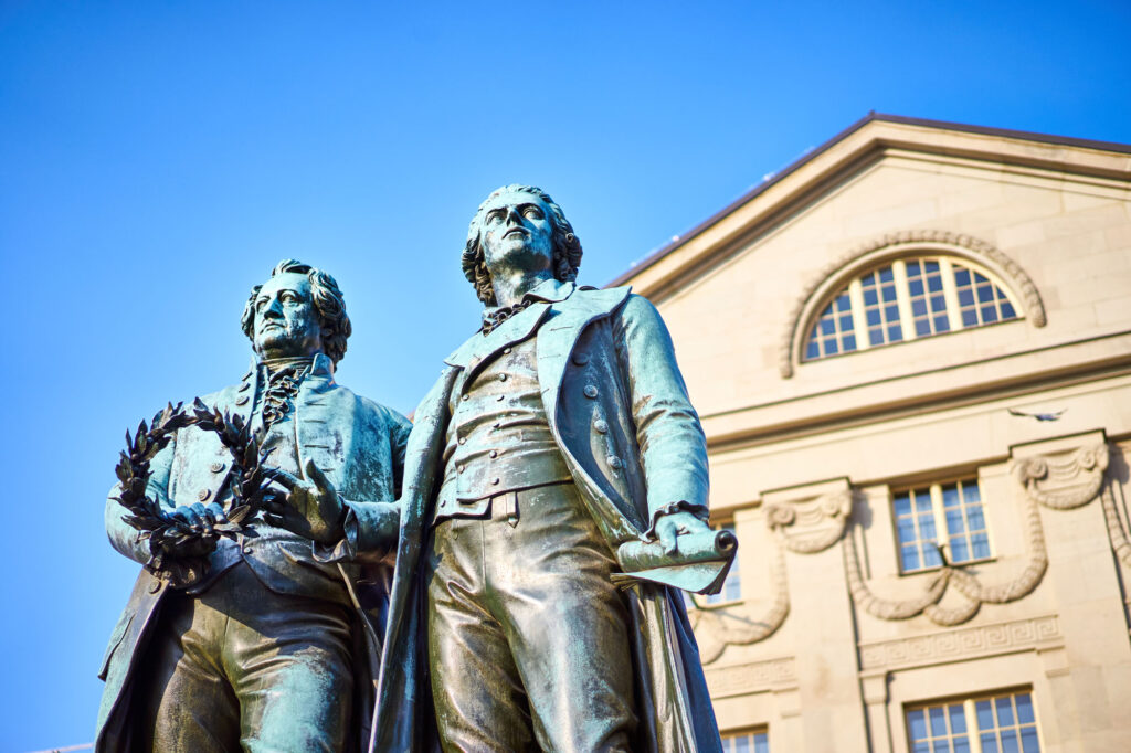 Statue von Goethe udn Schiller vor Haus in Weimar. Bildquelle: marako85 - stock-adobe.com