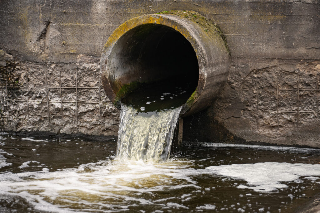 Schmutziges Wasser fließt aus einem Rohr in den Fluss. Bildquelle: andrei310-stock.adobe.com