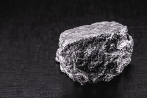 Palladium Nugget vor schwarzem Hintergrund. Bildquelle: RHJ - stock.adobe.com