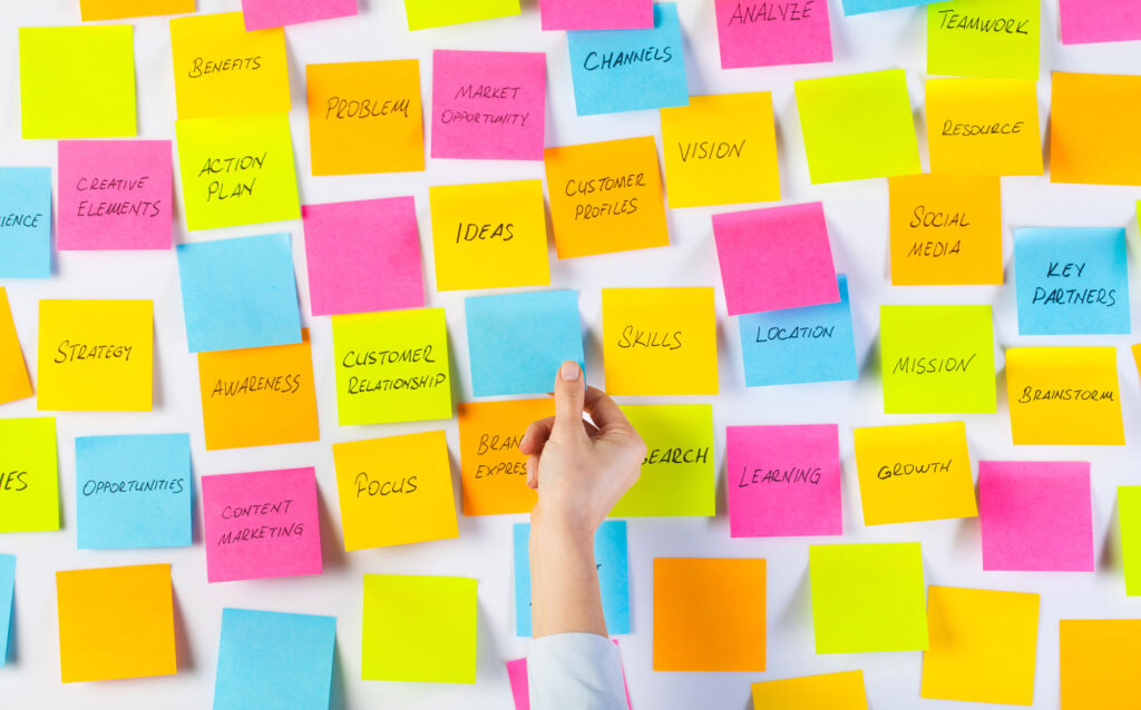 Bunte Post-its, Brainstorming, Workshop. Bildrechte: dragonstock -stock.adobe.com