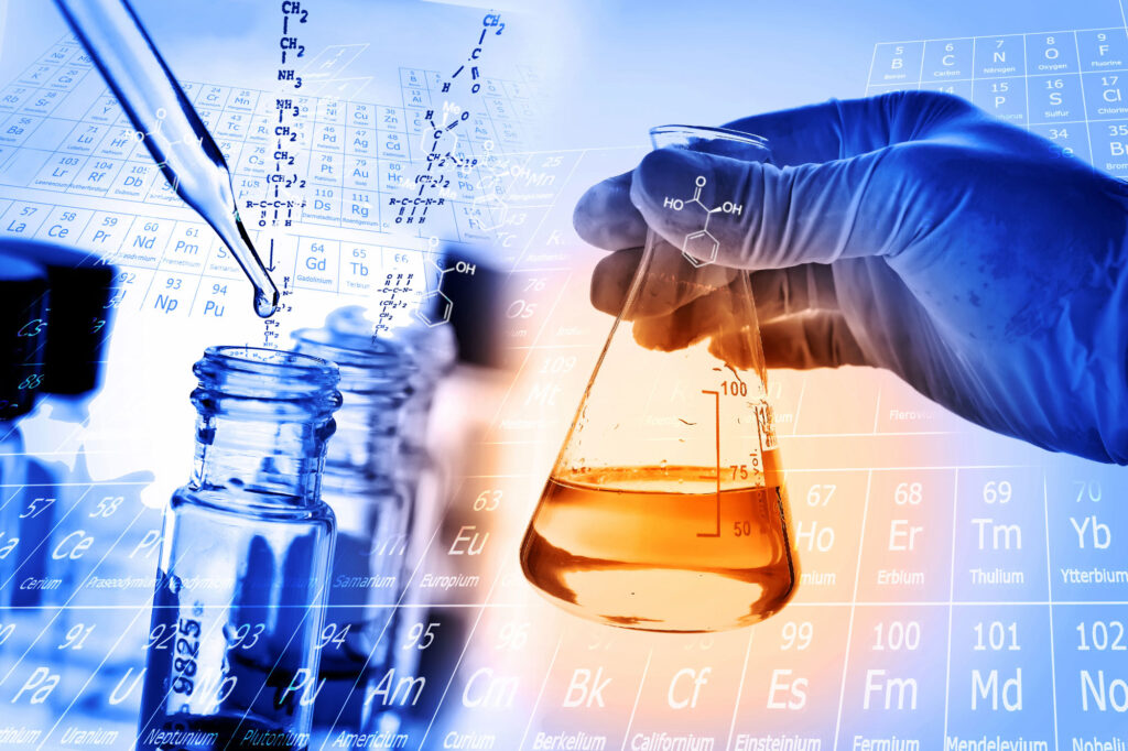 Handschuh-Hand mit Erlenmyerkolben, Chemie, vor Hintergrund Periodensystem. Bildquelle: totojang1977 - stock.adobe.com