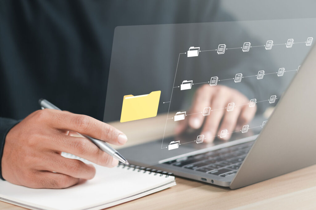 Datenbank, Laptop online. Bildquelle: Pakin - stock.adobe.com