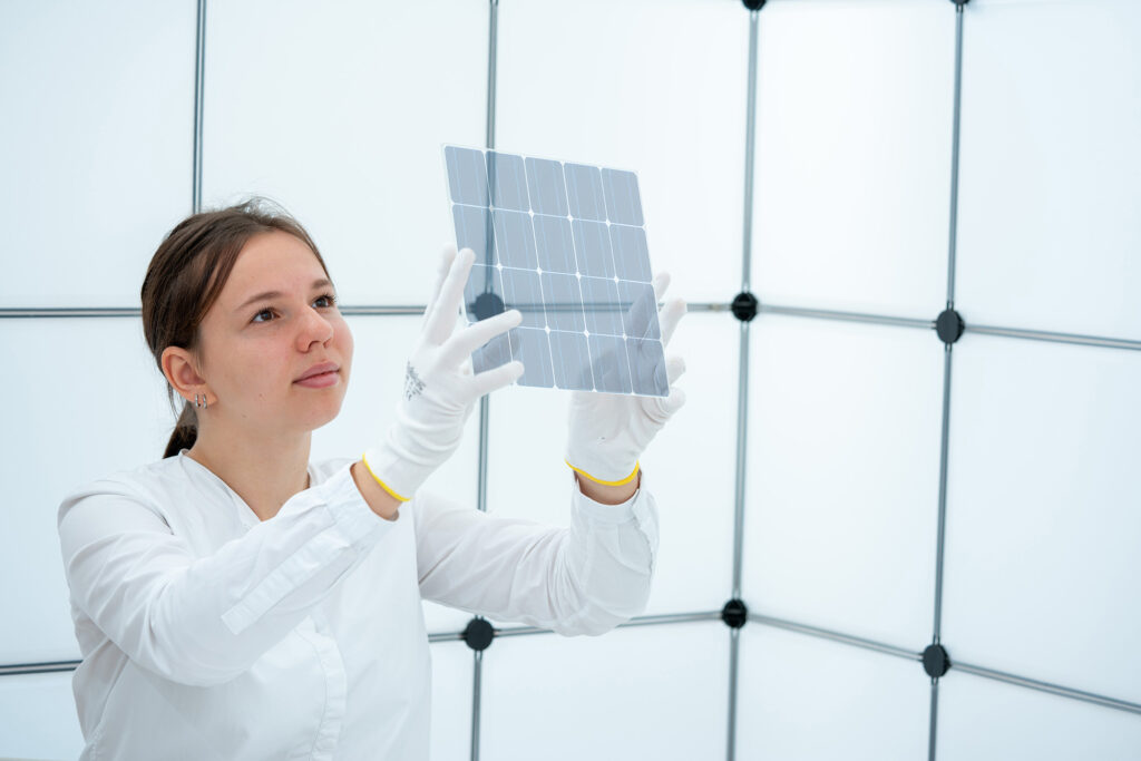 Wissenschaftlerin im Labor hält Solarzellen hoch. Bildquelle: luchschenF -stock.adobe.com