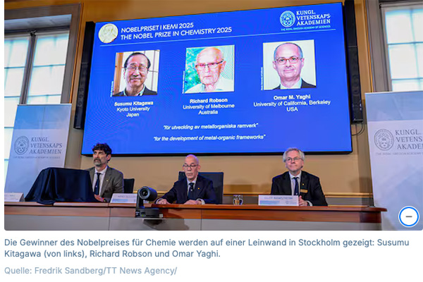 Die Gewinner des Nobelpreises für Chemie werden auf einer Leinwand in Stockholm gezeigt: Susumu Kitagawa (von links), Richard Robson und Omar Yaghi. Quelle: Fredrik Sandberg/TT News Agency/