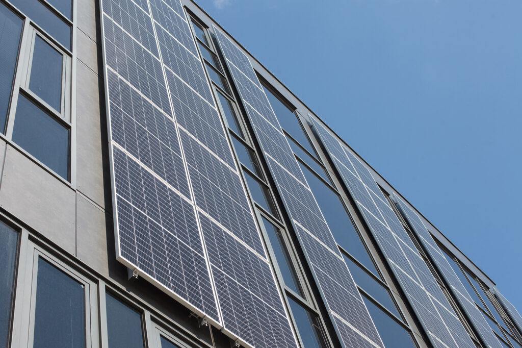 Hauswand mit Solarpanelen. Bildquelle: MAXSHOT_PL - stock.adobecom