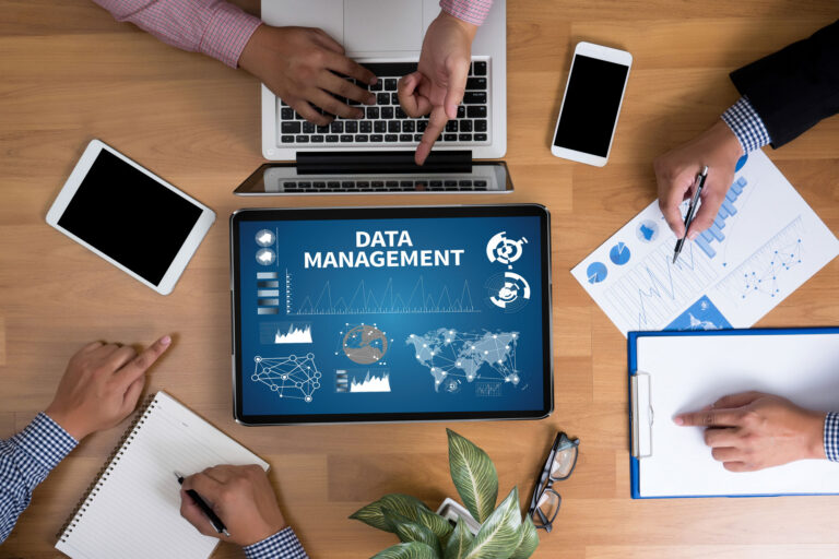 Laptop, Tablet mit Datamanagement. Bildrechte: onephoto - stock.adobe.com