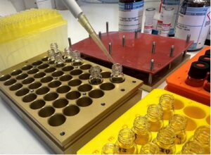 Untersuchung potentieller Katalysatoren durch Parallelreaktionen in well-plates (Quelle: Ruhr-Universität Bochum)
