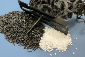 Verschiedene Granulat- und Polymertypen, Ausschussmaterial und Zugprüfkörper Bildrechte: ElringKlinger