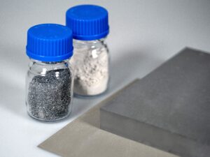 Siliciumnitridsubstrat, das über das Sägen kompakter Siliciumnitridblöcke hergestellt wurde. In SiR2SiN werden für die Herstellung dieser Blöcke speziell konfektionierte α-β-Si3N4-Pulver aus Sekundärsilicium entwickelt.(Bildrechte: Fraunhofer IKTS)