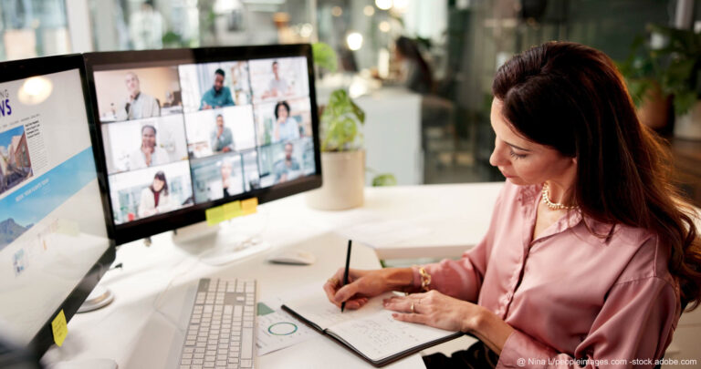 Frau vor Monitor bei einer Videokonferenz. Bildquelle: Nina-L-p -stock.adobe.com