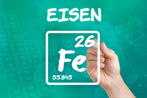 Eisen Symbol FE vor einem Persiodensystem in grün. Bildrechte: Zerbor - stock.adobe.com