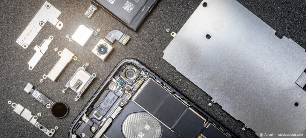 Smartphone Reparatur – in Einzelteile zerlegt. Bildquelle: Anselm - stock.adobe.com