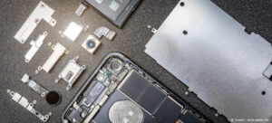 Smartphone Reparatur – in Einzelteile zerlegt. Bildquelle: Anselm - stock.adobe.com