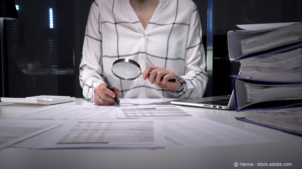Frau mit Dokumenten. Bildrechte: